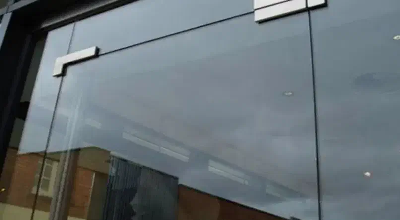 تعمیر و نصب شیشه سکوریت و آلومینیوم|خدمات پیشه و مهارت|شاهین‌شهر, شهرک صنعتی|دیوار