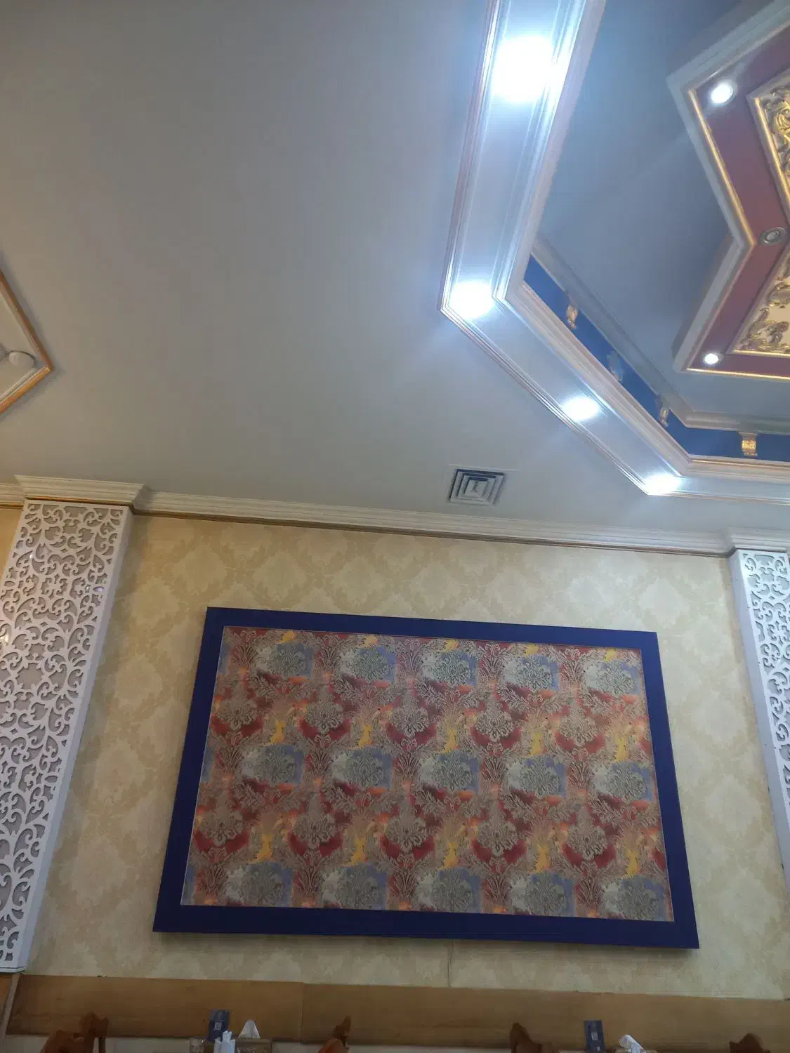 به تعدادی نیرو جهت کار در رستوران نیازمندیم|استخدام خدمات فروشگاه و رستوران|تهران, صد دستگاه|دیوار