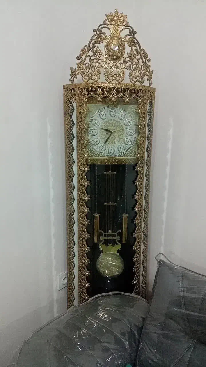 ساعت ایستاده تمام برنز  به همراه یک تلویزیون برنز|ساعت دیواری و تزئینی|الشتر, |دیوار