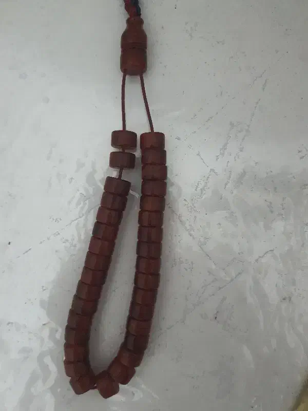 تسبیح کهربا قدیمی|کلکسیون اشیاء عتیقه|نقده, |دیوار