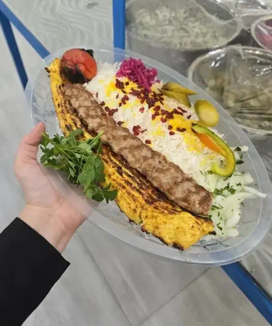 استخدام آشپز و کارگر بابیمه+حقوق مناسب سرچشمه زارچ|استخدام خدمات فروشگاه و رستوران|یزد, |دیوار
