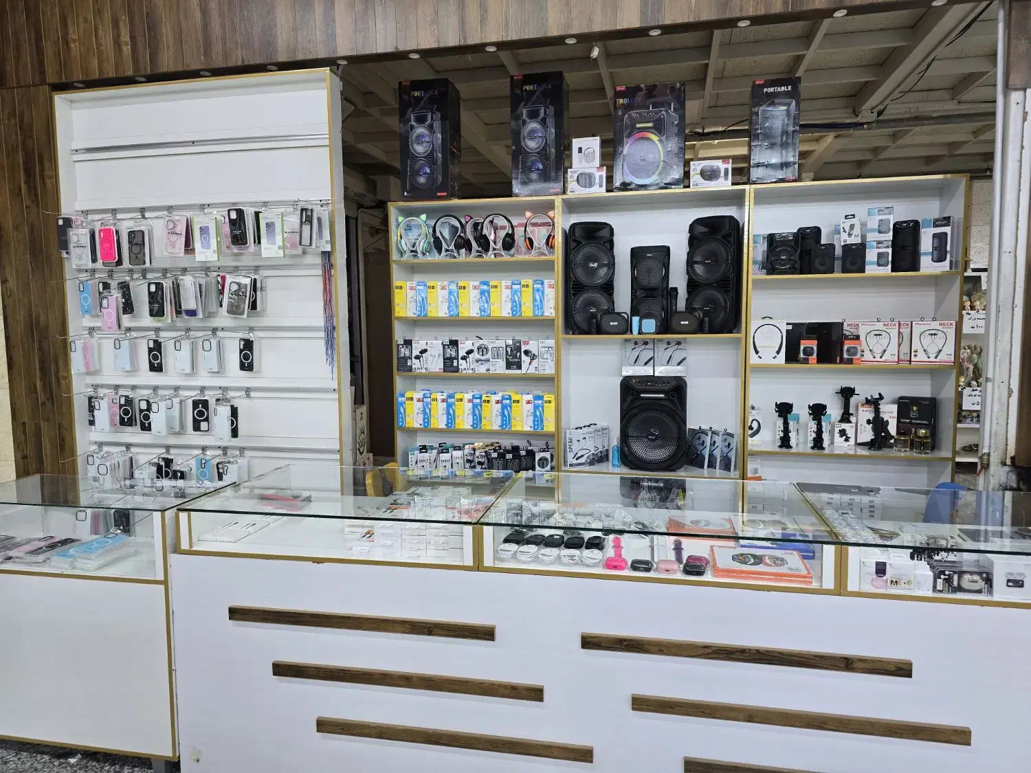 فروشنده خانم غرفه موبایل|استخدام خدمات فروشگاه و رستوران|شاهین‌شهر, کوی مهدیه|دیوار