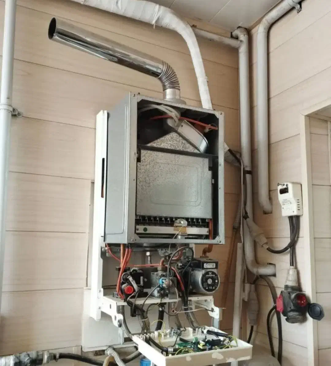 نصب و تعمیر و سرویس انواع پکیج و رادیاتور|آبگرمکن، پکیج، شوفاژ|محمدشهر, همایون ویلا|دیوار