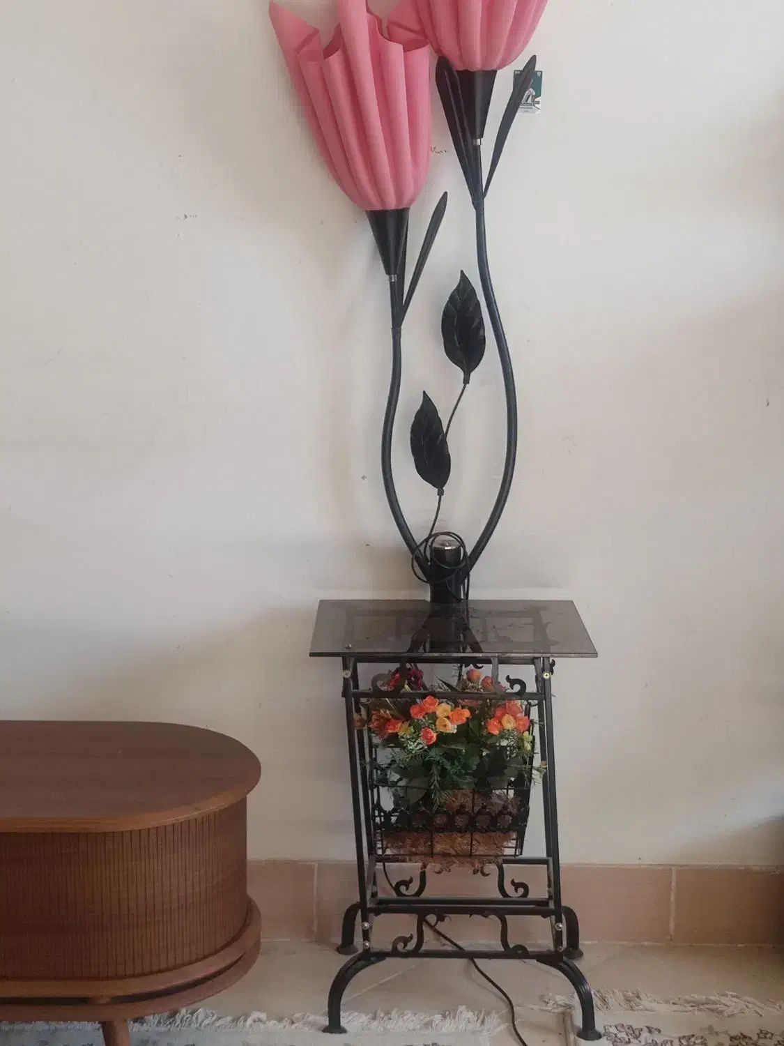 آباژور و میز تلفن به همراه سبد گل|چراغ خواب و آباژور|کاشمر, |دیوار