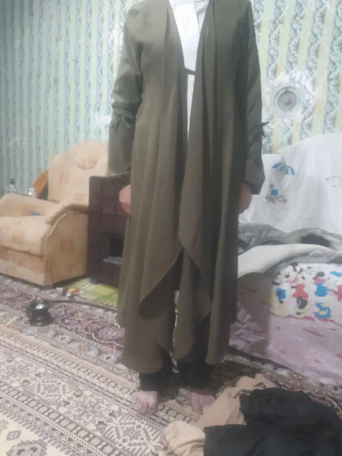 یک عدد سارافون با مانتو|لباس|کرمان, |دیوار