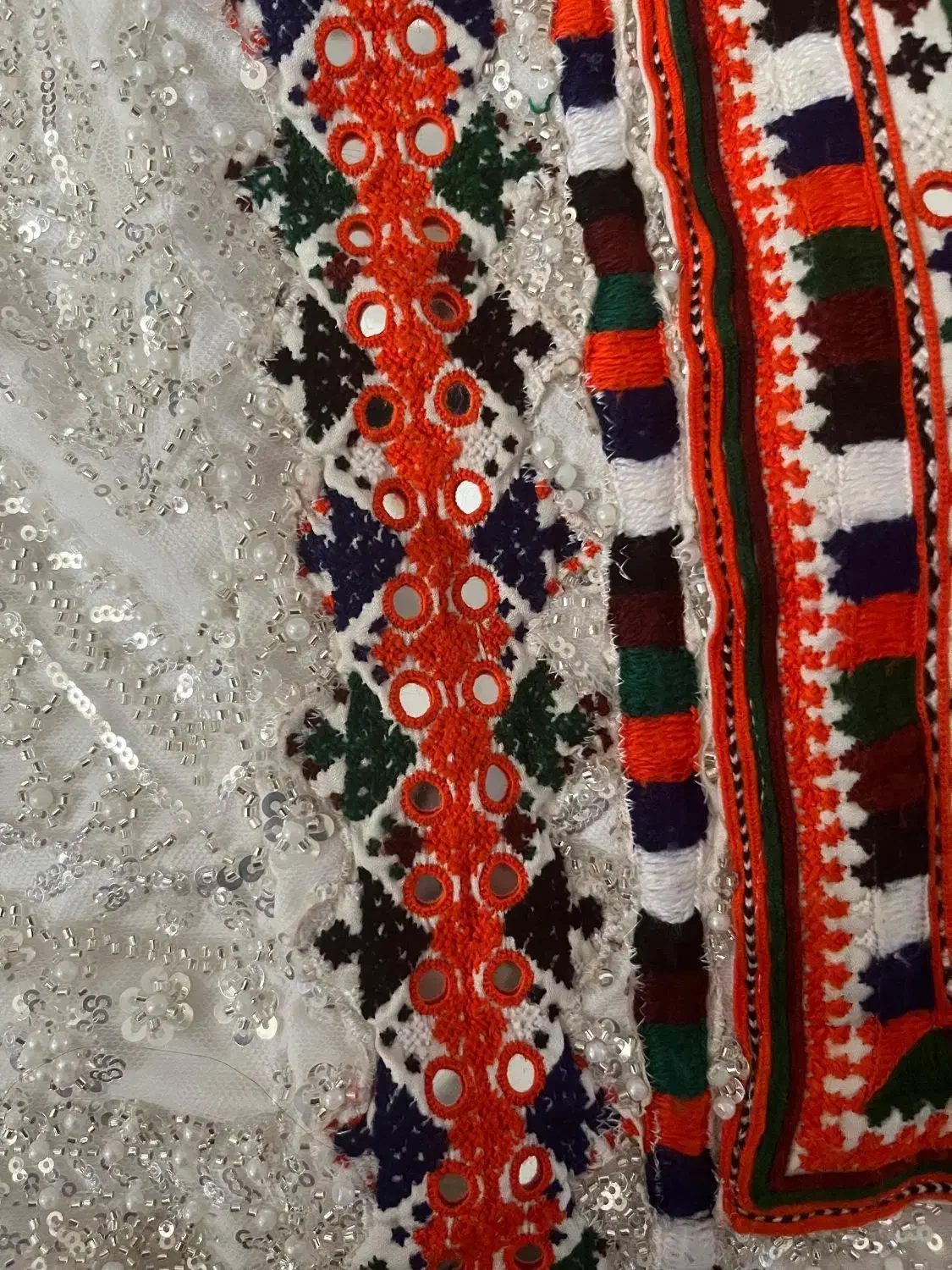 لباس سفید دست دوز|لباس|ایرانشهر, |دیوار