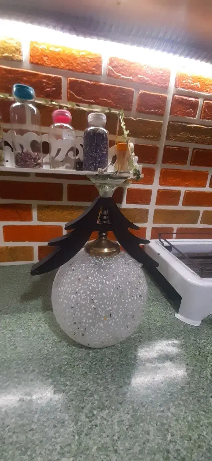 لوستر تک شاخه نو|لوستر و چراغ آویز|تهران, فلسطین (میدان انقلاب)|دیوار