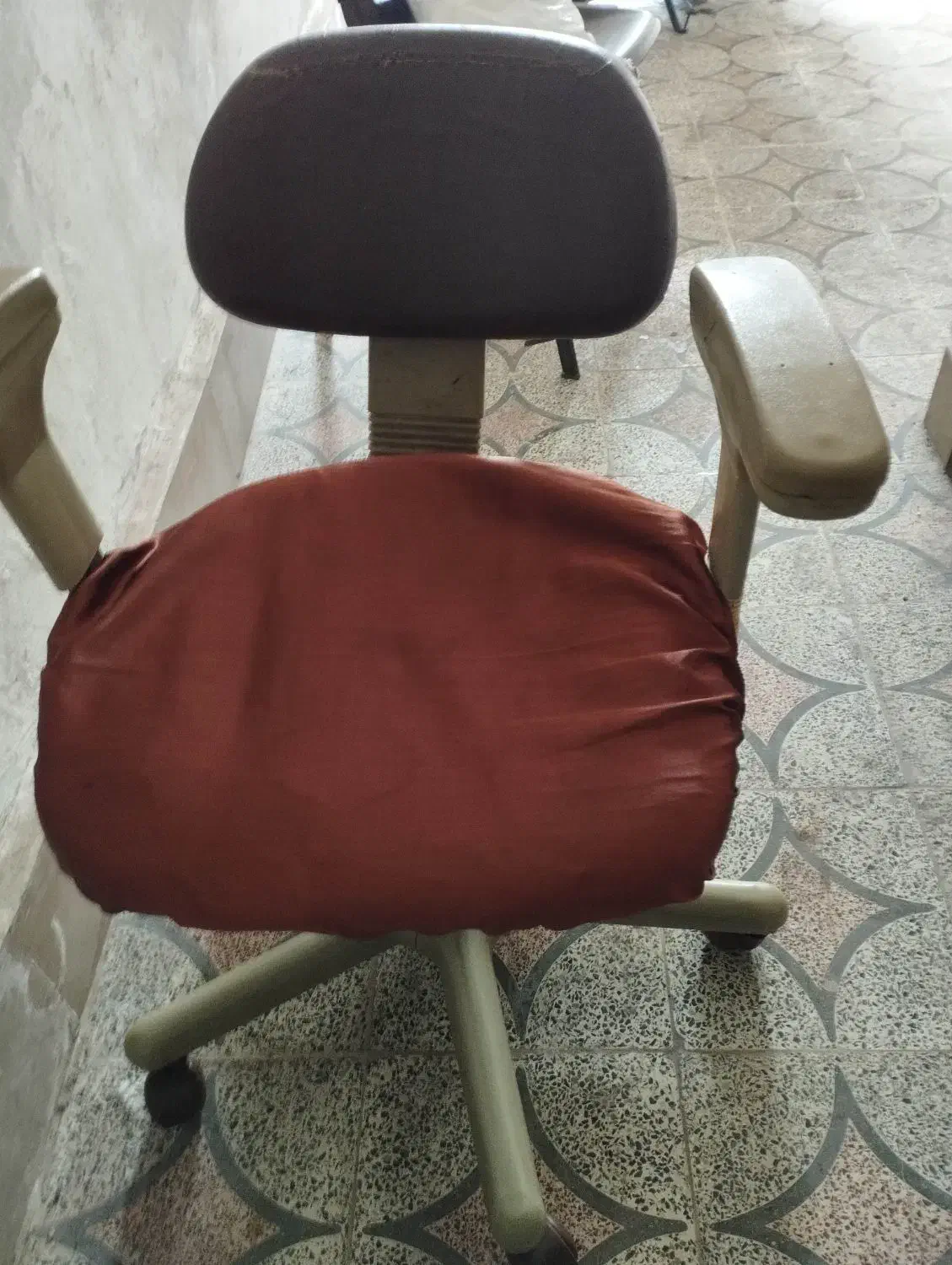 صندلی گردون کارکرده وسالم بخاطر جابجایی بفروش میره|صندلی و نیمکت|رشت, شهرک قدس|دیوار