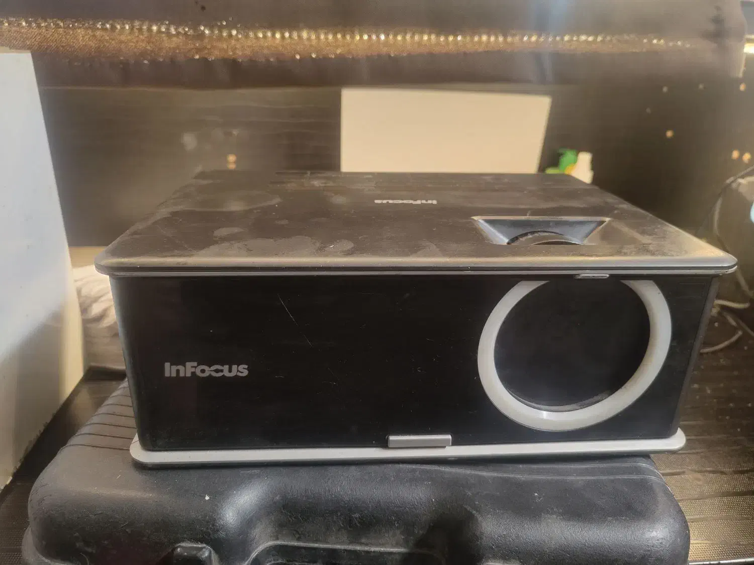 یک دستگاه ویدیو پرژکتور  HD|تلویزیون و پروژکتور|اندیشه, اندیشه فاز ۴|دیوار