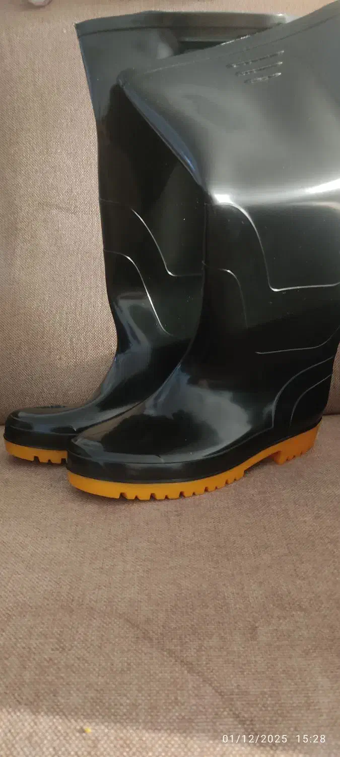 چکمه|کیف، کفش، کمربند|قم, شهر قائم|دیوار