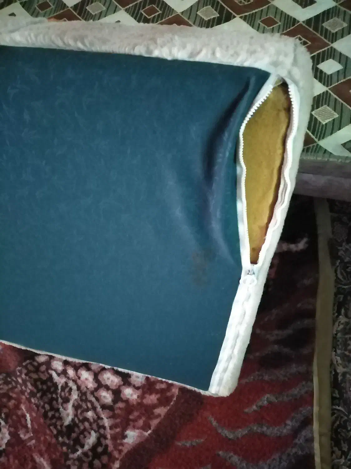 پشتی قدیمی اسفنجی با روکش پوست آهو|پشتی|تبریز, |دیوار