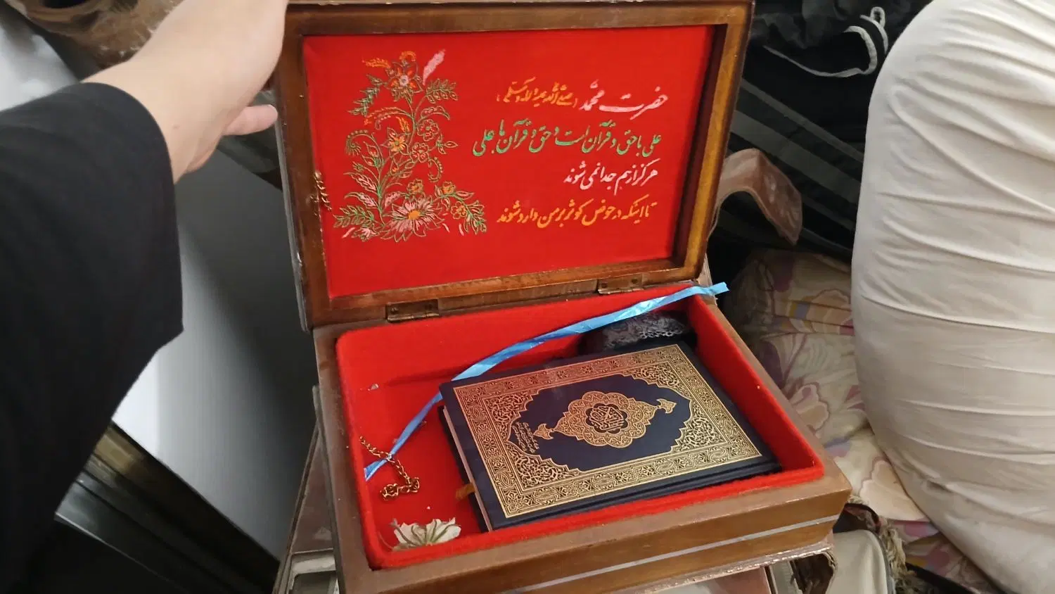 قاب چوبی تابلو دو در۸۰ و جا قرآنی چوبی و قرآن|تابلو، نقاشی، عکس|مشهد, امامیه (شهرک غرب)|دیوار