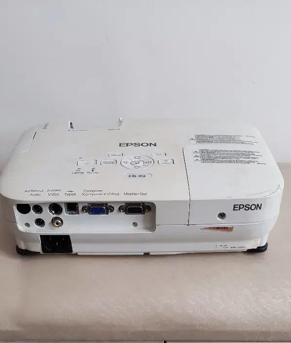 ویدئوپروژکتور vga مارک اپسون وپرده نمایش دستی ۱/۸۰|تلویزیون و پروژکتور|اصفهان, سپاهان‌شهر|دیوار