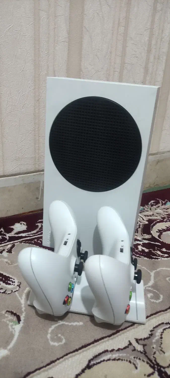 ایکس باکس سری اس با دو دسته و شارژر اصلی|کنسول، بازی ویدئویی و آنلاین|شیراز, شهرک سراج‎|دیوار