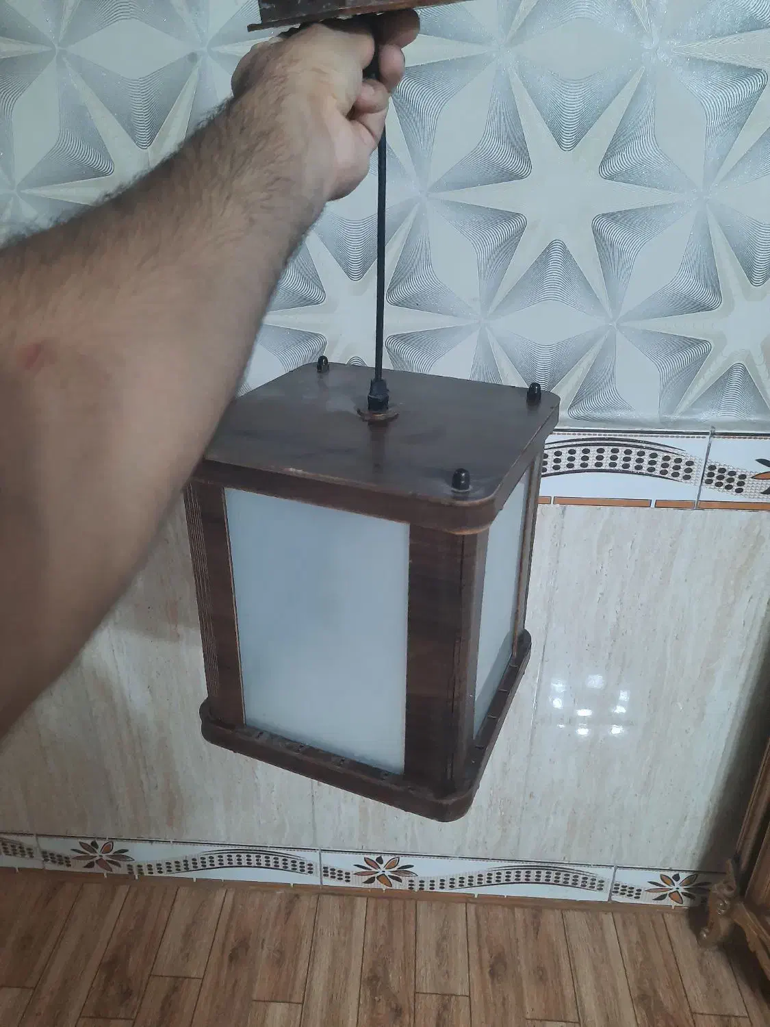 لوستری چوبی همراه لامپ|لوستر و چراغ آویز|قرچک, زیبا شهر|دیوار