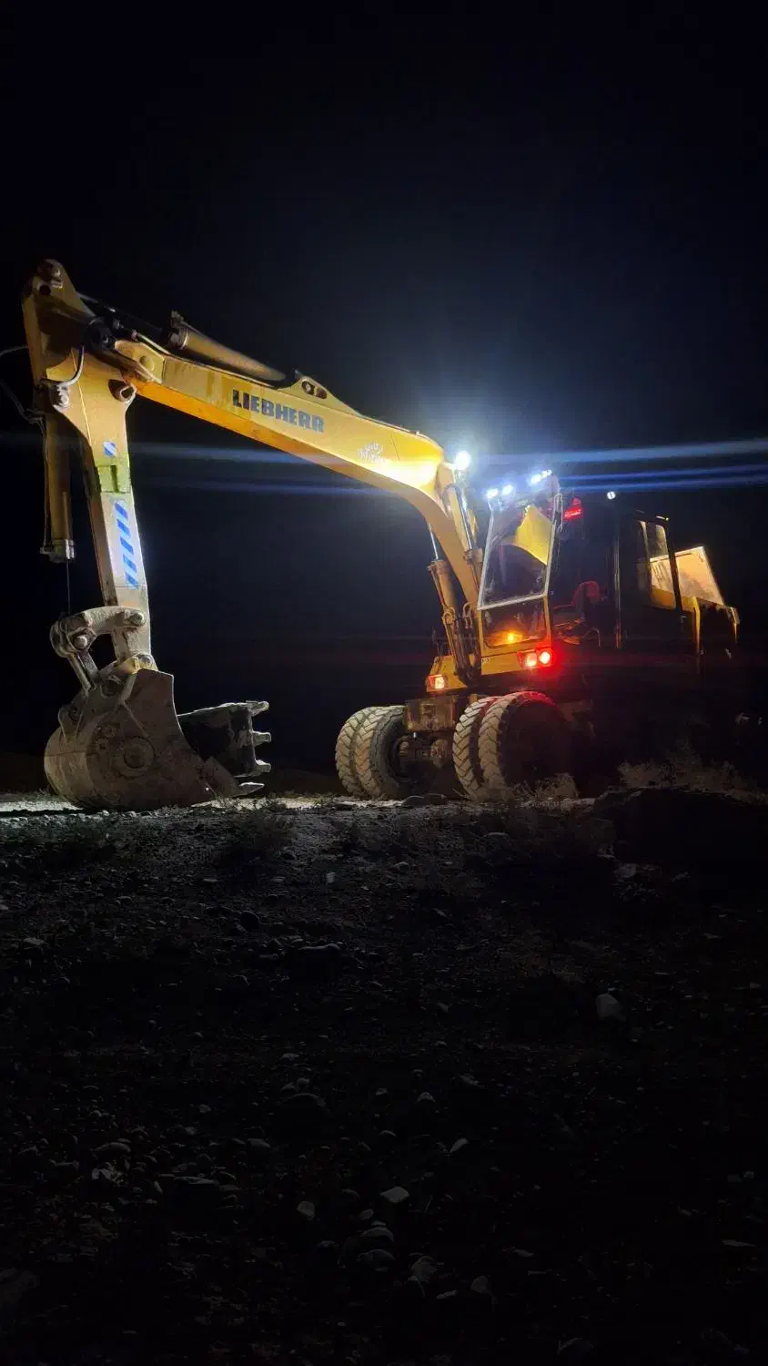 بیل مکانیکی لاستیکی پیکور و تخریب ساختمان|خدمات حمل و نقل|گرمسار, |دیوار