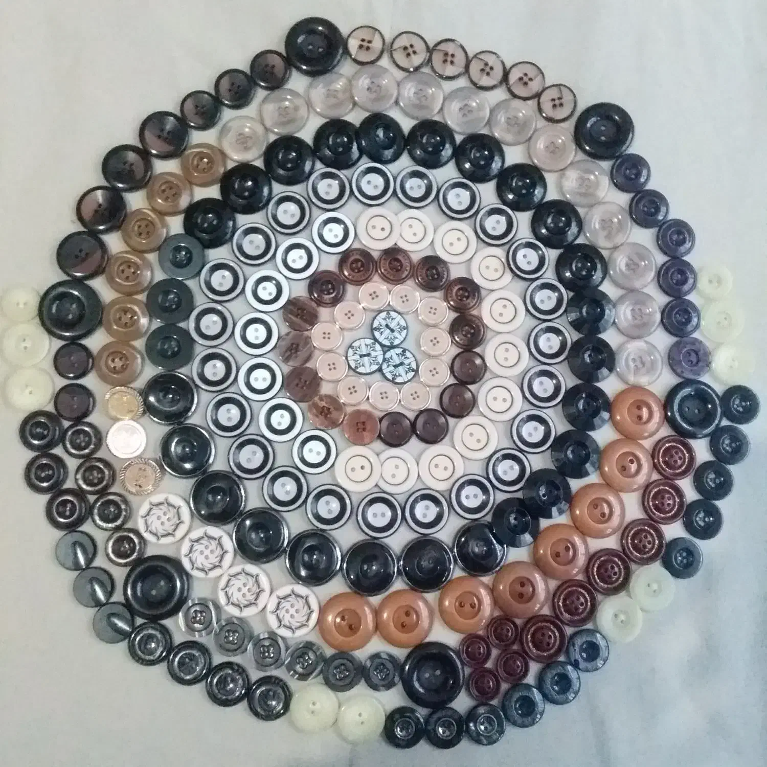 دکمه های نورنگارنگ براق وزیبا|لوازم خیاطی و بافتنی|اردبیل, |دیوار