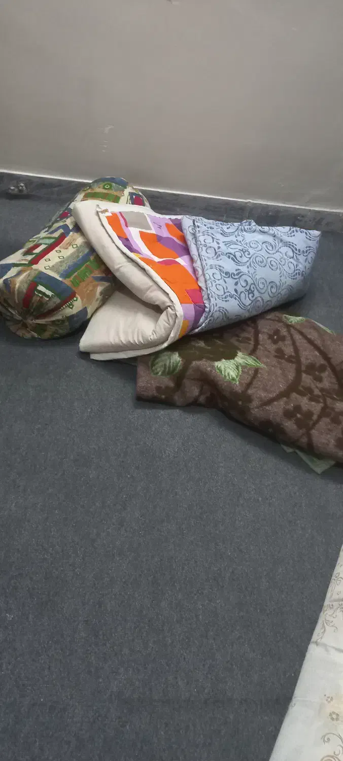 تشک و لحاف و پتو.                 ۱،۵۰۰،۰۰۰|رختخواب، بالش، پتو|بروجرد, |دیوار