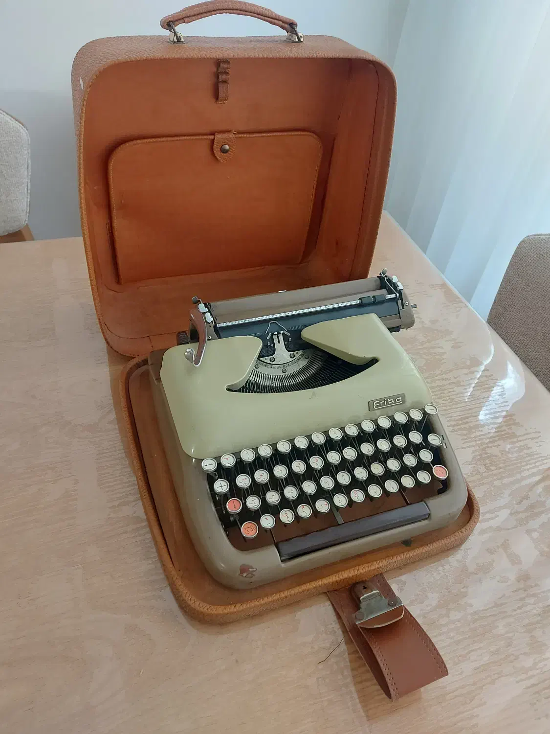 ماشین تایپ اریکا فارسی نویس آنتیک آلمانی|کلکسیون اشیاء عتیقه|سنندج, |دیوار