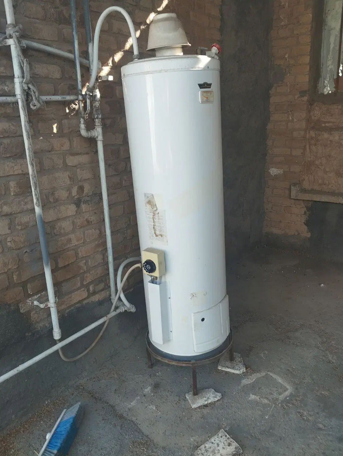 ابگرمکن با چهارپایه زیرش درحدنو|آبگرمکن، پکیج، شوفاژ|شوش, |دیوار