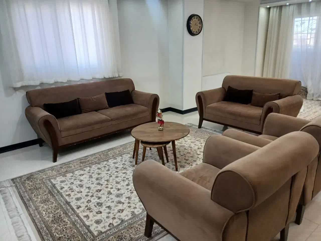 مبل راحتی ۷نفره سالم و تمیز همراه با میز جلومبلی|مبلمان خانگی و میز عسلی|فولادشهر, مسکن مهر فولادشهر|دیوار