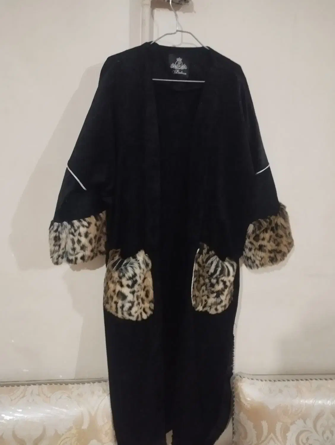 چند عدد پالتو و کاپشن|لباس|خوی, |دیوار