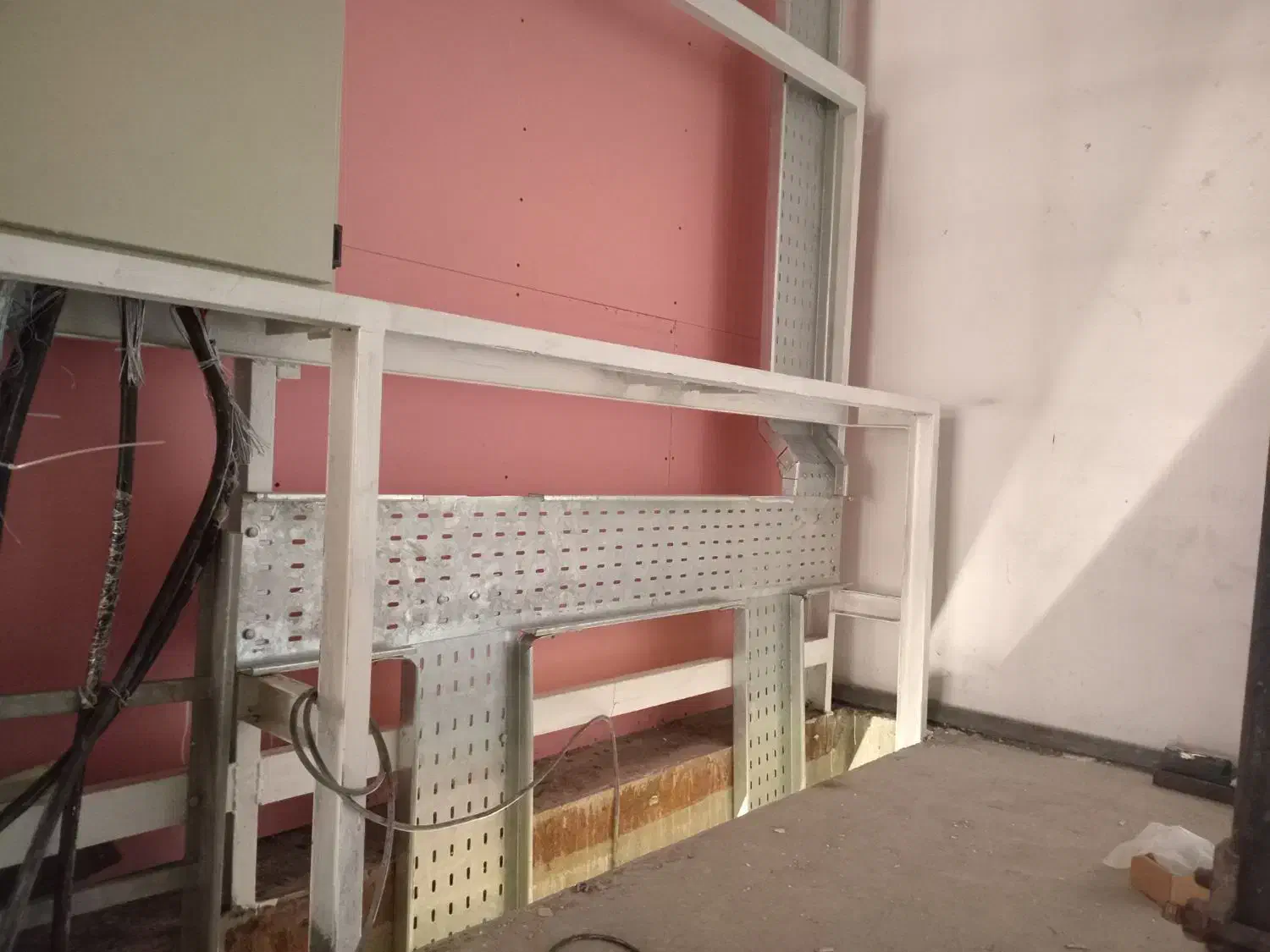 برقکارصنعتی وسیم کشی ساختمان|خدمات پیشه و مهارت|دوگنبدان, |دیوار