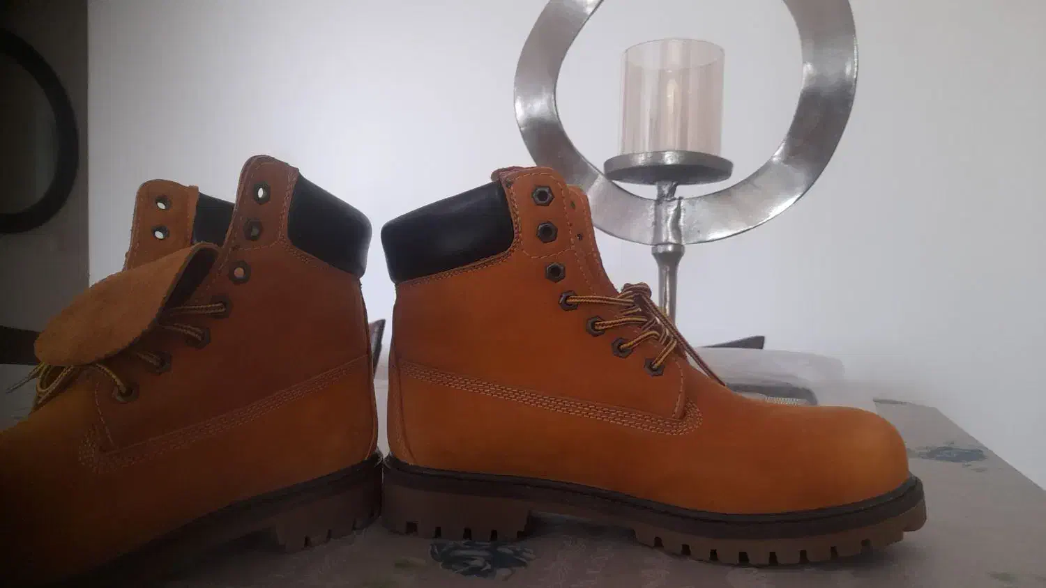 بوت ساق بلند|کیف، کفش، کمربند|بندر انزلی, زنبق|دیوار