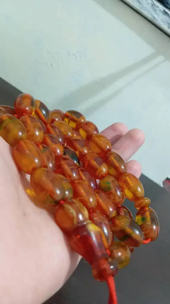 تسبیح کهربا پرچمی کهنه تسبیح سندلوس ۱۰۱ عددی آلمان|جواهرات|سقز, |دیوار