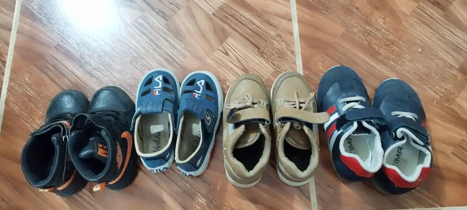 تعدادی کفش و کیف مدرسه پسرانه|کفش و لباس بچه|نور, |دیوار