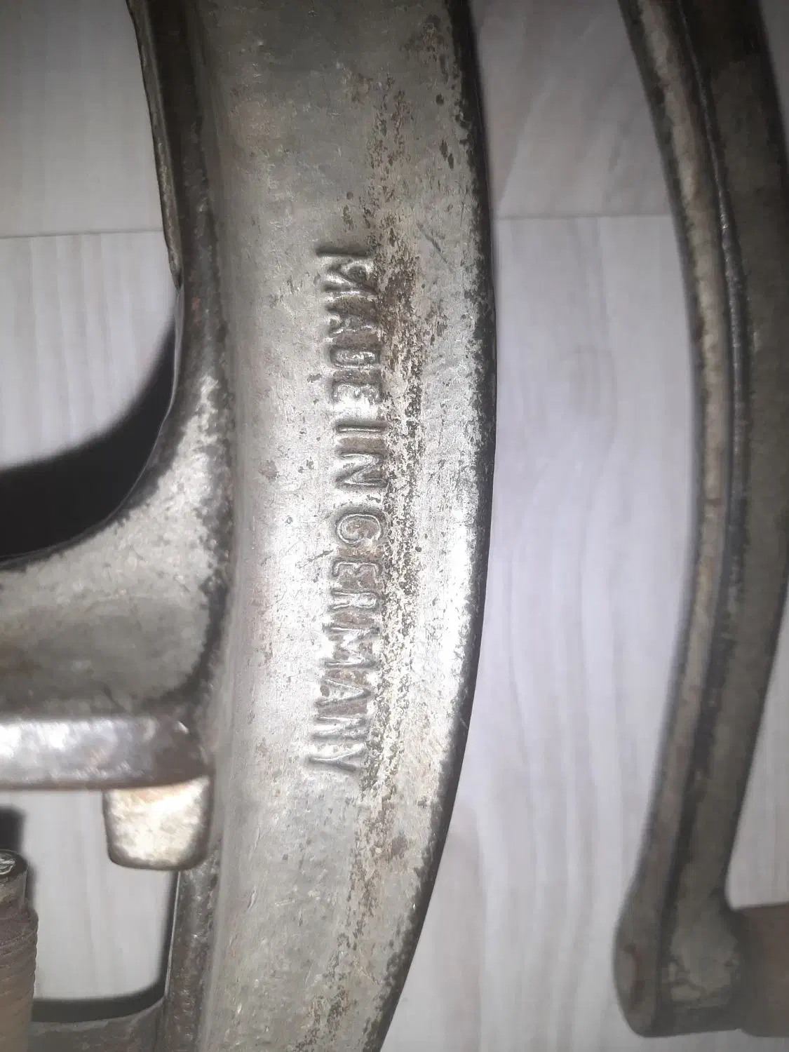 چرخ گوشت قدیمی دستی المانی|صنایع دستی و سایر لوازم تزئینی|اردبیل, |دیوار