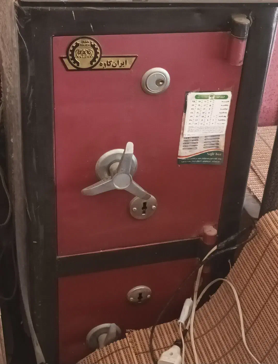 فروش فوری میزوصندلی و گاوصندوق|فروشگاه و مغازه|مشهد, بهمن|دیوار