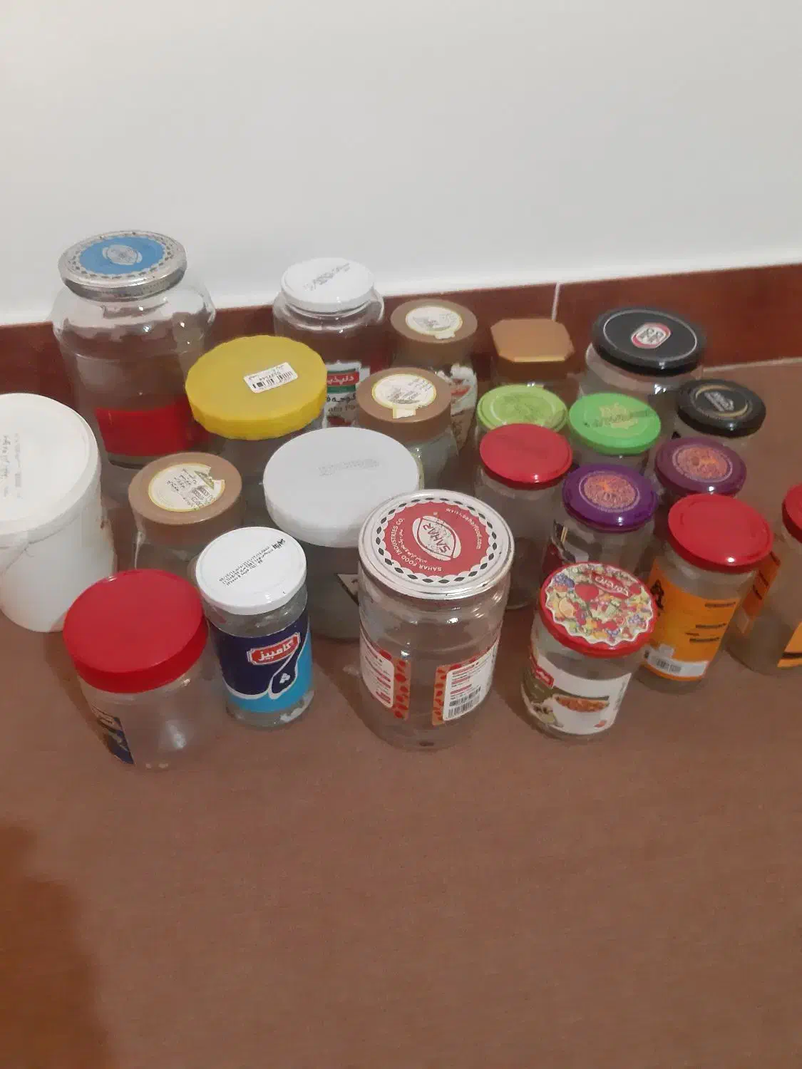 تعدادی شیشه خالی|ظروف نگهدارنده، پلاستیکی، یک‌بارمصرف|لنگرود, |دیوار