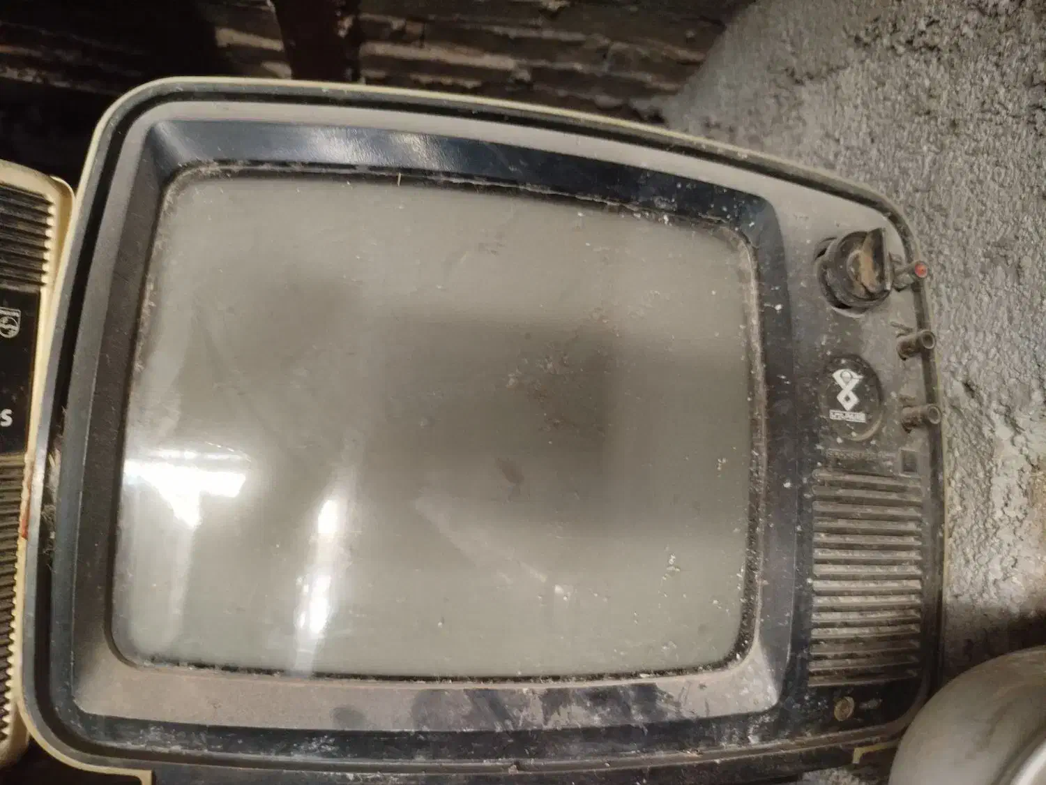 تلویزیون خیلی قدیمی|کلکسیون اشیاء عتیقه|آشخانه, |دیوار