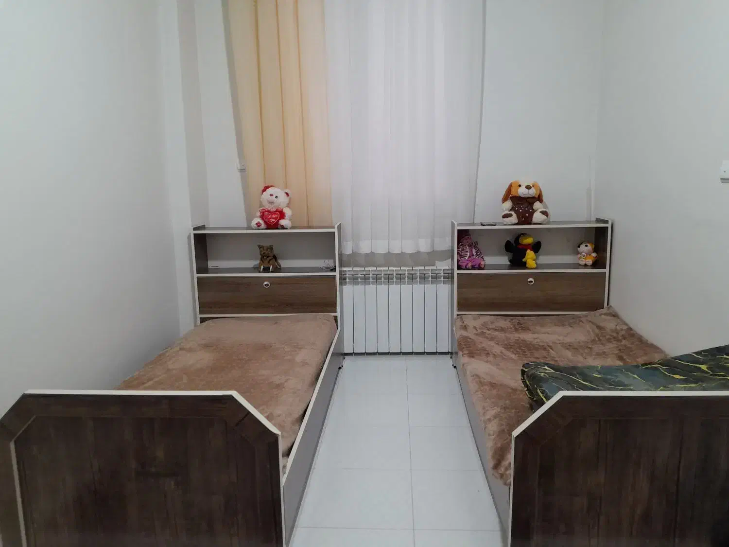 تختخواب ومیز تحریر|تخت و سرویس خواب|مهاجران, |دیوار