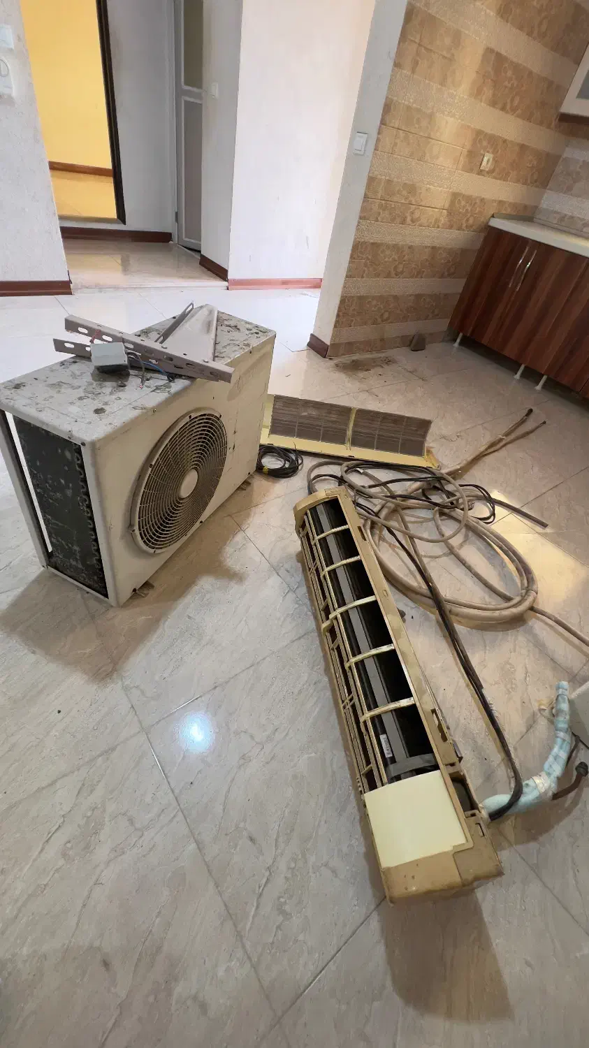 اسپلیت ۲۴۰۰۰ فقط سرویس میخاد جنس خوب|کولر گازی و فنکوئل|نور, |دیوار