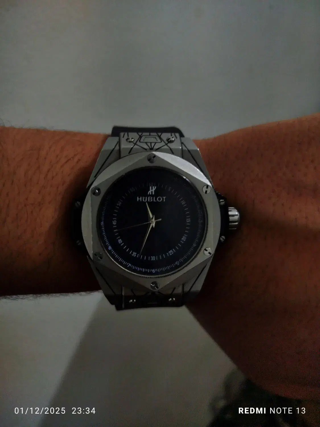 هابلوت عنکبوتی|ساعت|مشهد, عنصری|دیوار