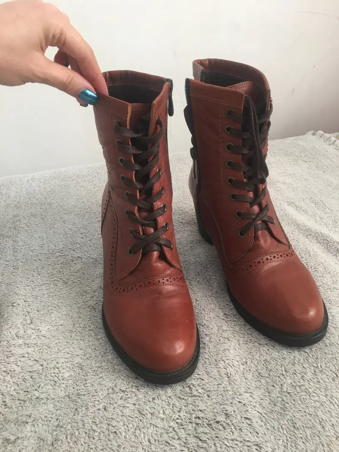 بوت|کیف، کفش، کمربند|رشت, فلسطین|دیوار