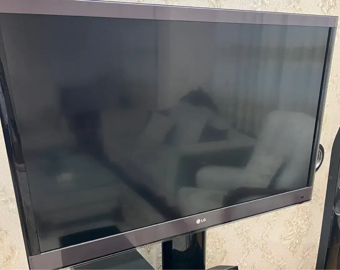 تلویزیون LED سه بعدی LG همراه با میز ال ای دی|تلویزیون و پروژکتور|سمنان, |دیوار