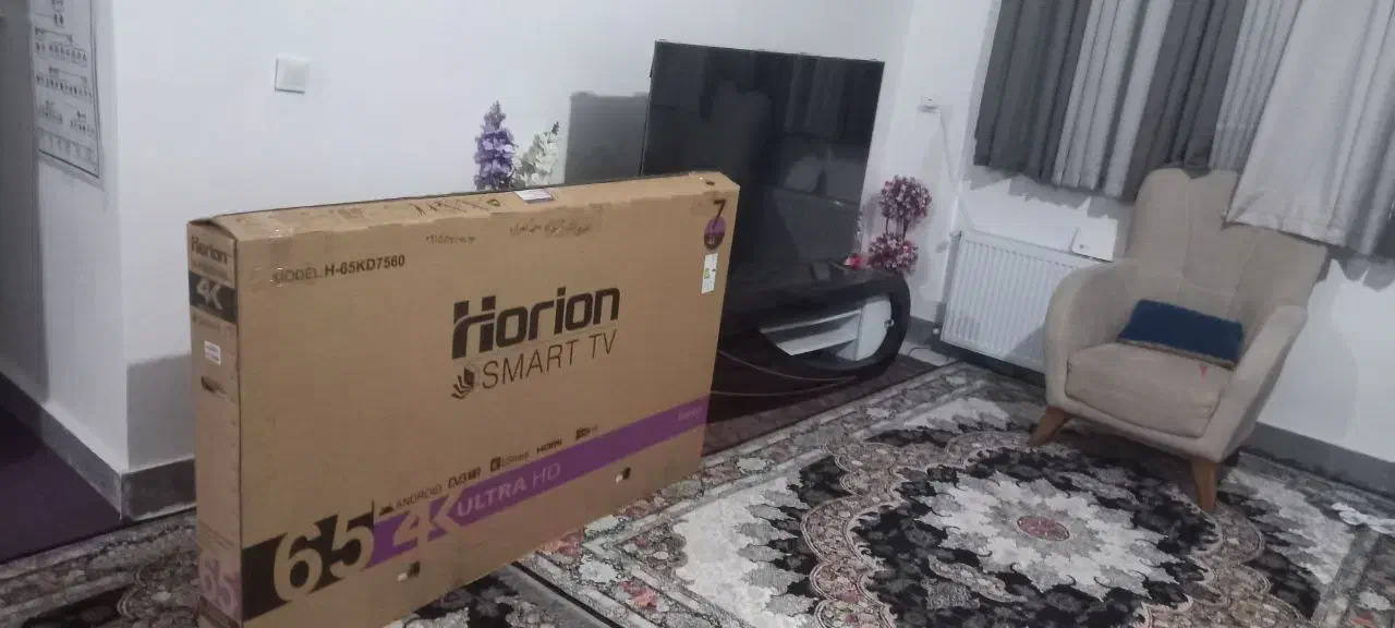 تلویزیون ۶۵ اینچ هوریون با میز و گلس|تلویزیون و پروژکتور|زاهدان, |دیوار