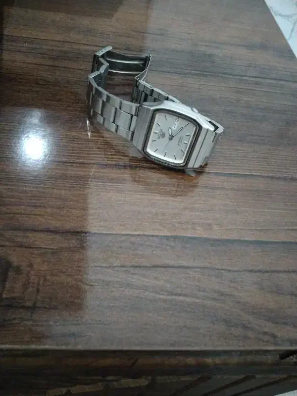 ساعت سیکو پنج|ساعت|نیشابور, مدرس|دیوار