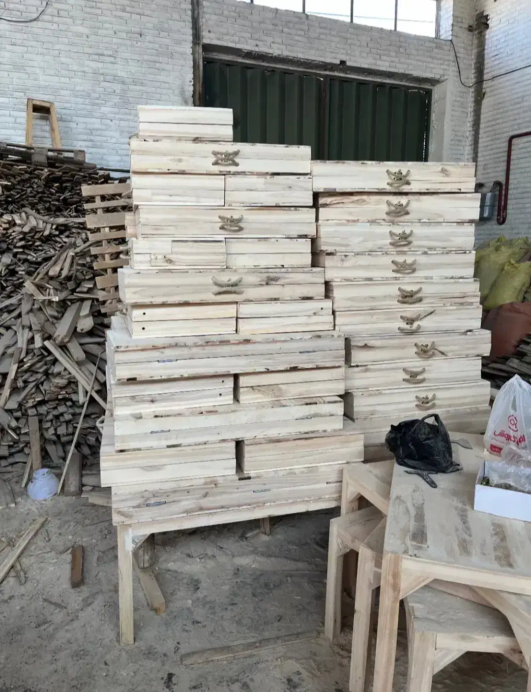 کرسی چوبی گناوهای کنده زبانه شده مربع با سیستم|بخاری، هیتر، شومینه|تهران, شهید رجایی|دیوار