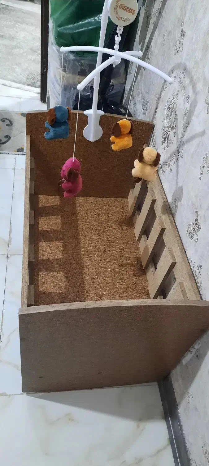 تخت و گهواره نوزاد|تخت و صندلی بچه|اصفهان, زاجان|دیوار