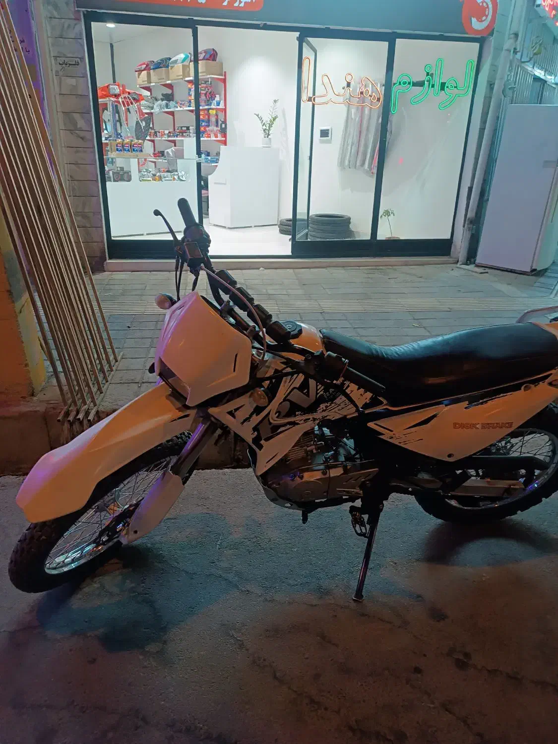 تریل روان|موتورسیکلت|قائن, |دیوار