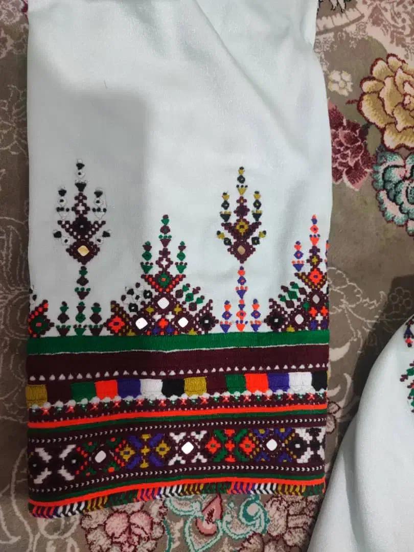 لباس دست دوز|لباس|خاش, |دیوار