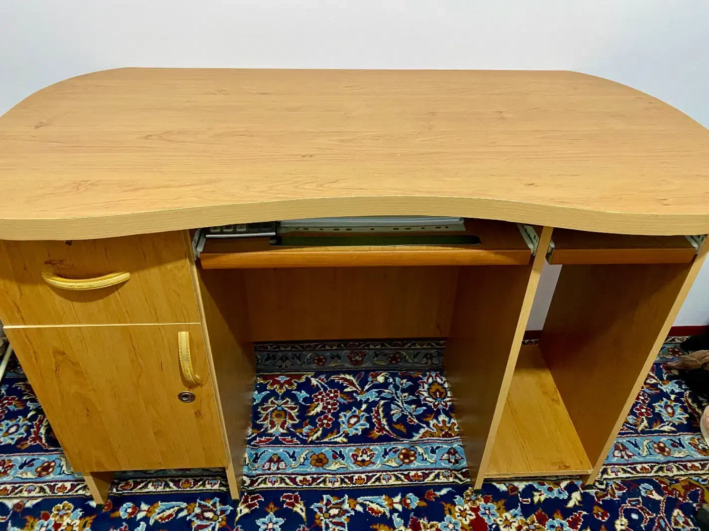 میز کامپیوتر و تحریر به همراه صندلی چرخدار گردان|میز تحریر و کامپیوتر|تربتحیدریه, بوستان باغ ملی|دیوار