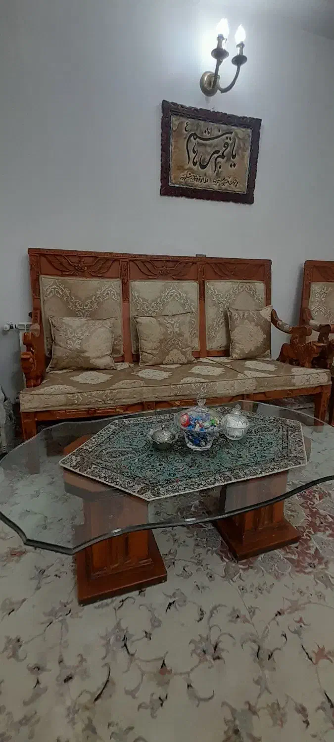 مبل ۳نفره به همراه ۴تایک نفره و ۲تامیزبان|مبلمان خانگی و میز عسلی|تولم شهر, |دیوار