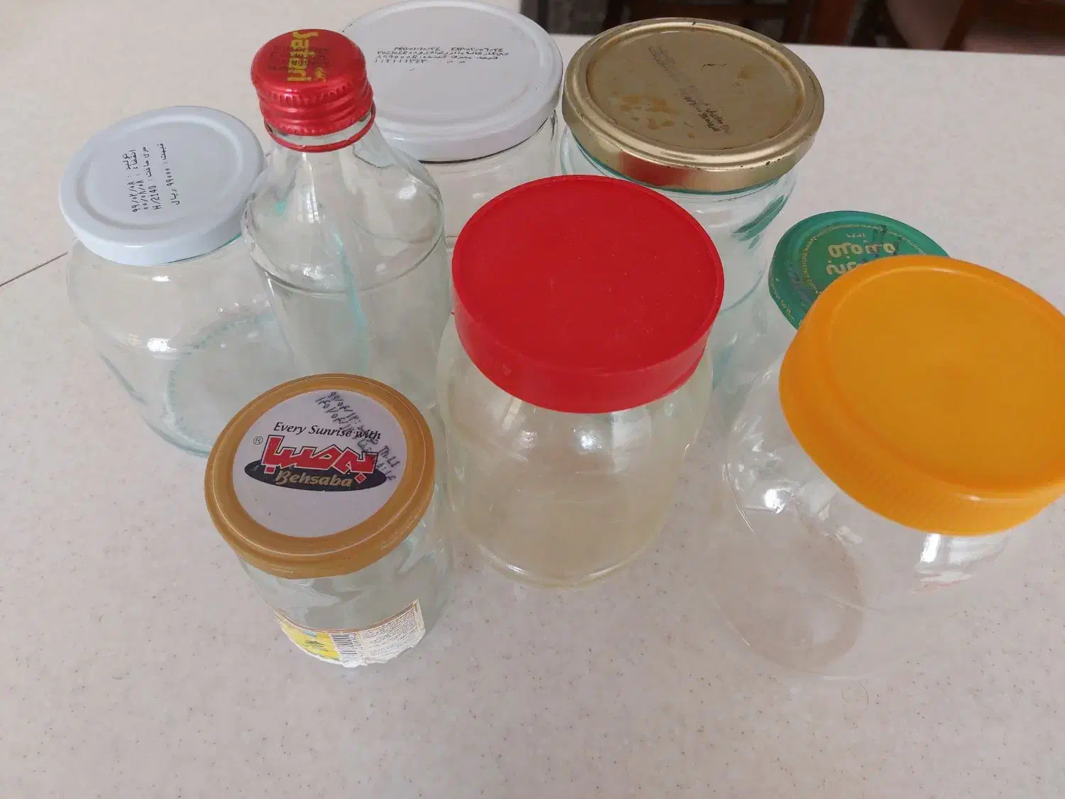 تعدادی شیشه|ظروف نگهدارنده، پلاستیکی، یک‌بارمصرف|یزد, |دیوار