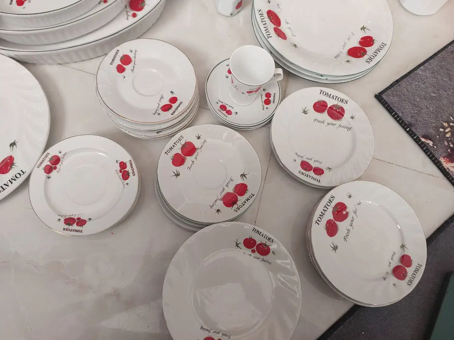 تعداد زیادی ظروف گوجه ای|ظروف سرو و پذیرایی|قلعه شاهین, |دیوار