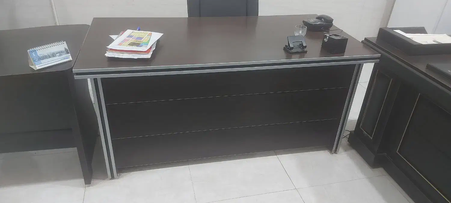 فروش تعدادی میز در حد نو و صندلی اداری|مبلمان اداری|کرمان, |دیوار